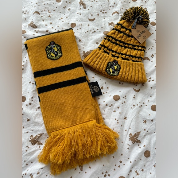 Officially licensed Harry Potter, Hufflepuff scarf and hat set - Picture 1 of 3